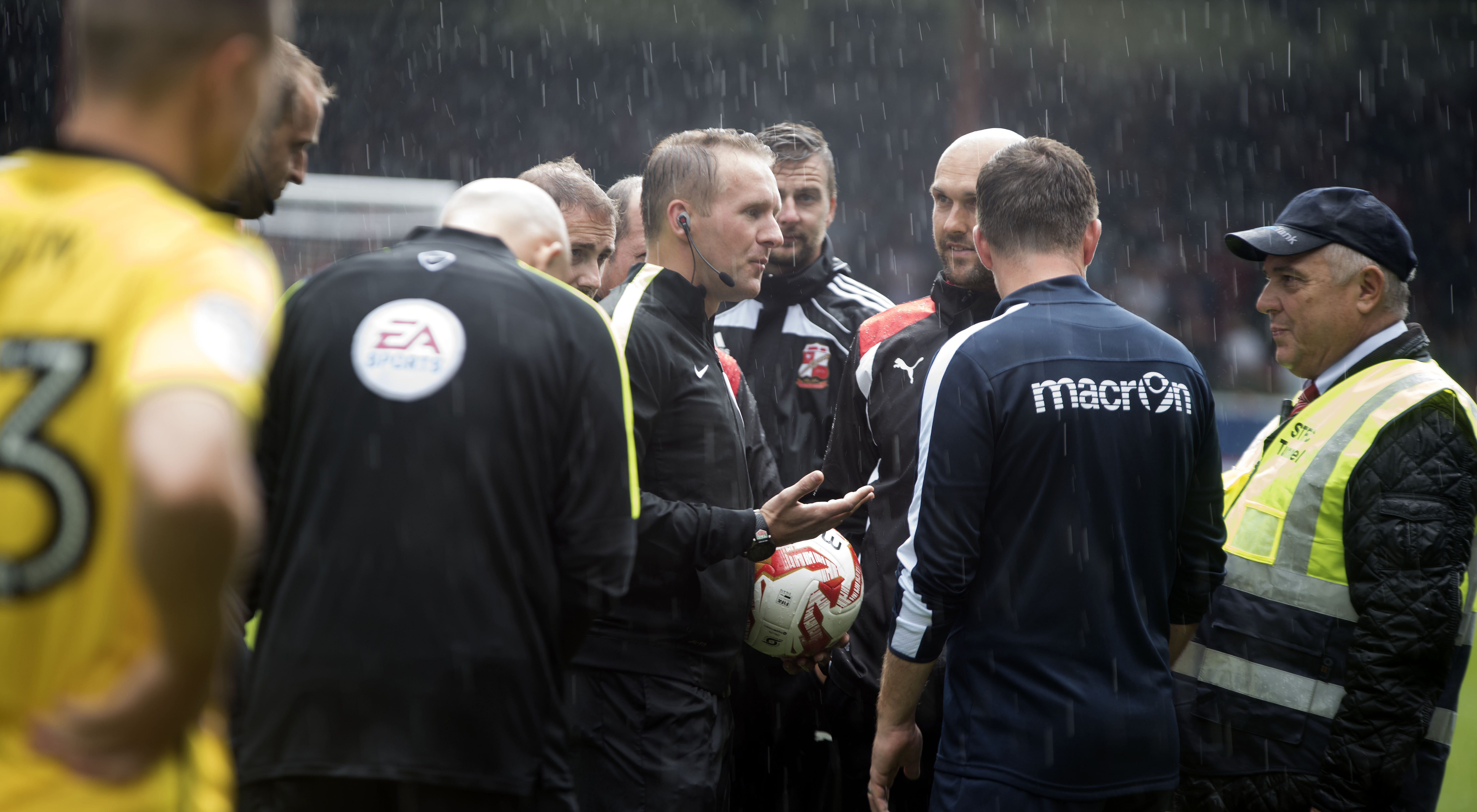 Swindon appoint Dean Thornton as goalkeeping coach