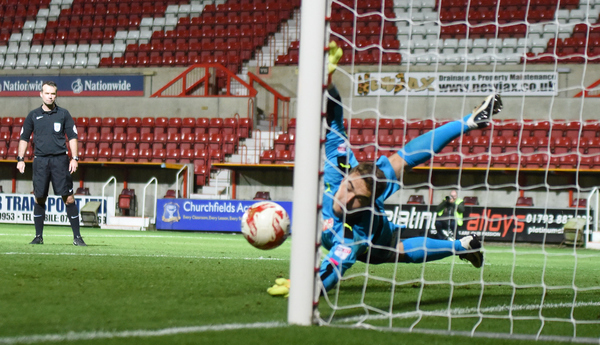 GALLERY: Swindon 0-0 Oxford United (Swindon win 3-1 on penalties)